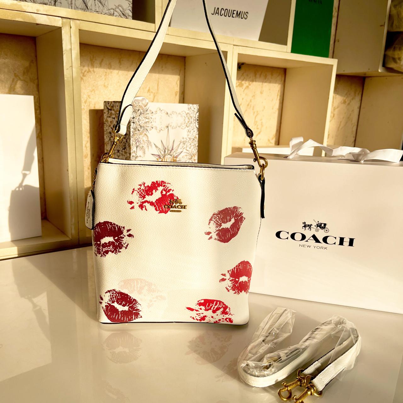 Coach Bucket – Kisses