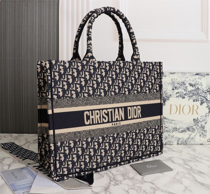 CHRISTIAN DIOR