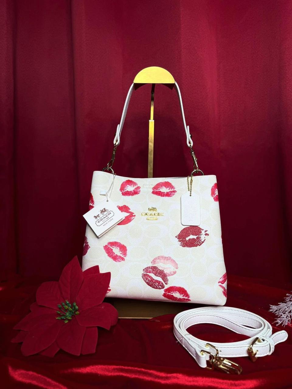 Coach Bucket – Kisses