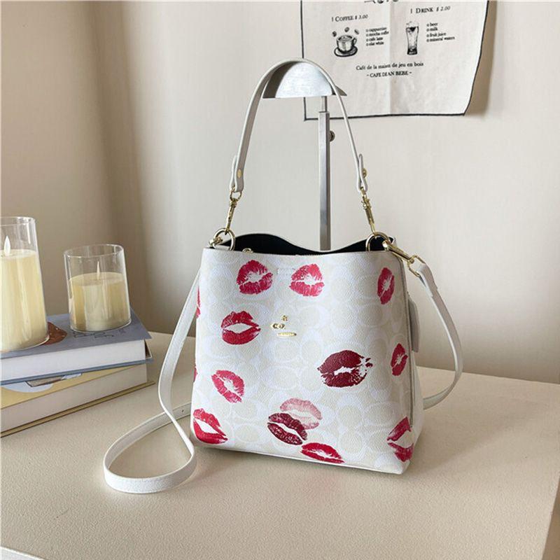 Coach Bucket – Kisses