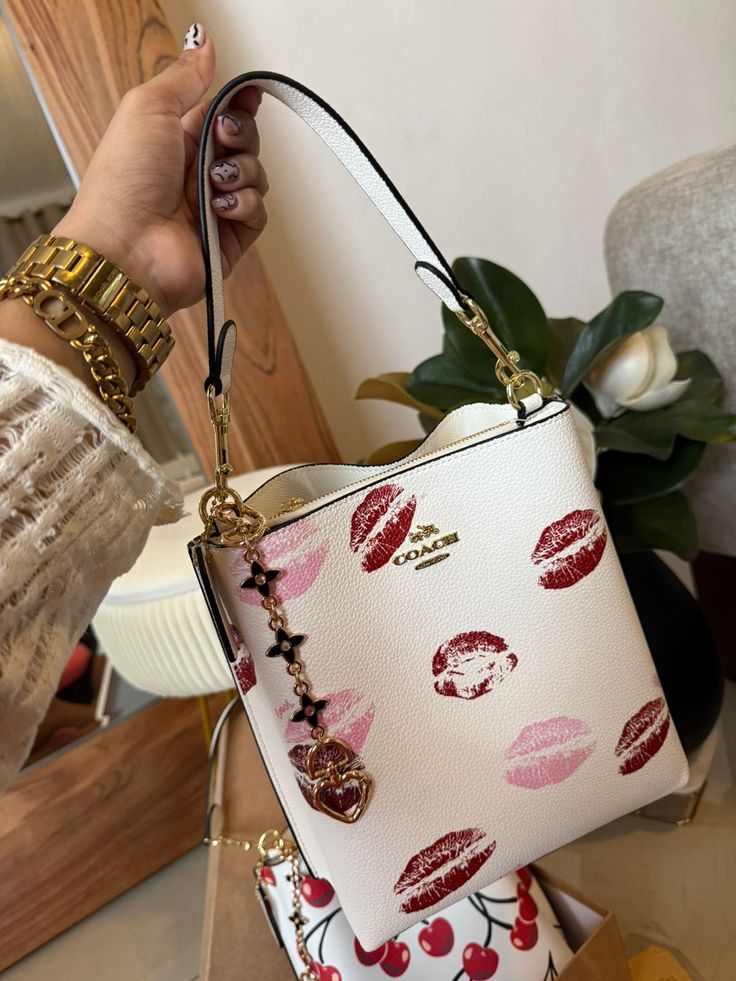 Coach Bucket – Kisses